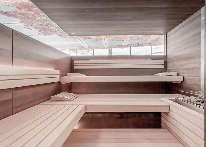 The Deluxe By Regina 4*