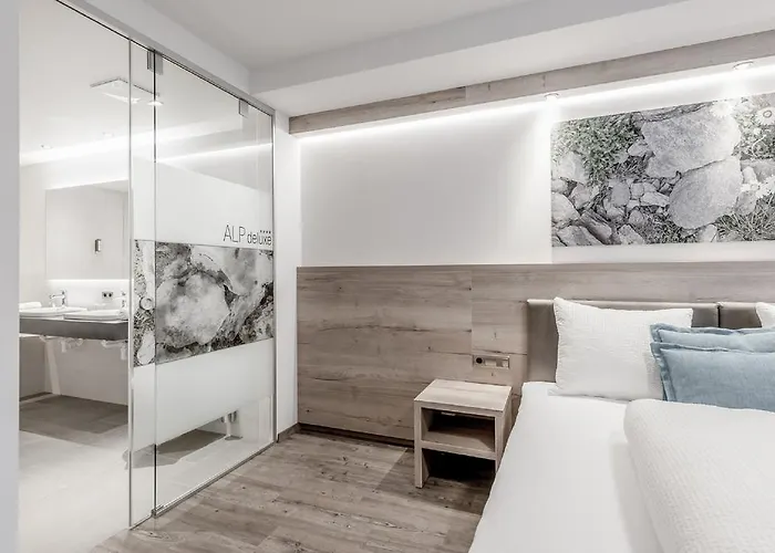 The Deluxe By Regina Sölden