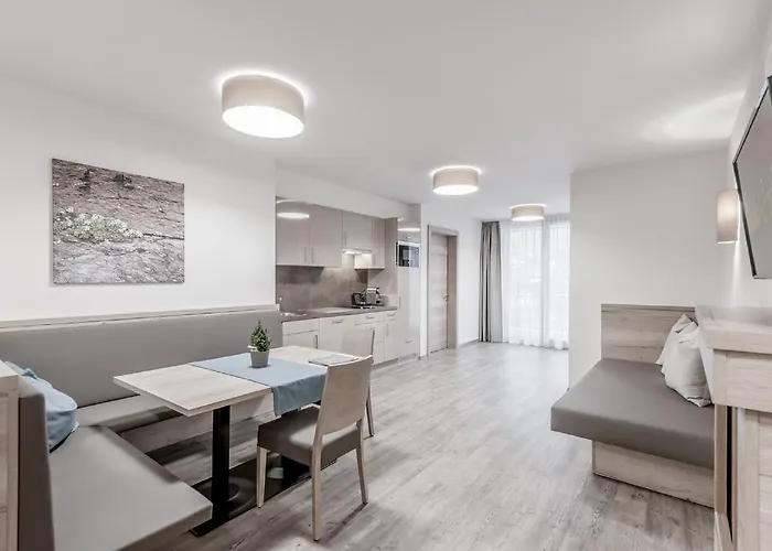 The Deluxe By Regina 4*