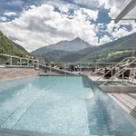 The Deluxe By Regina Aparthotel 4*