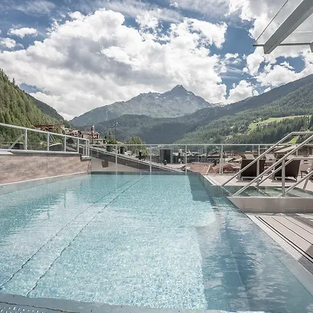 The Deluxe By Regina Aparthotel 4*