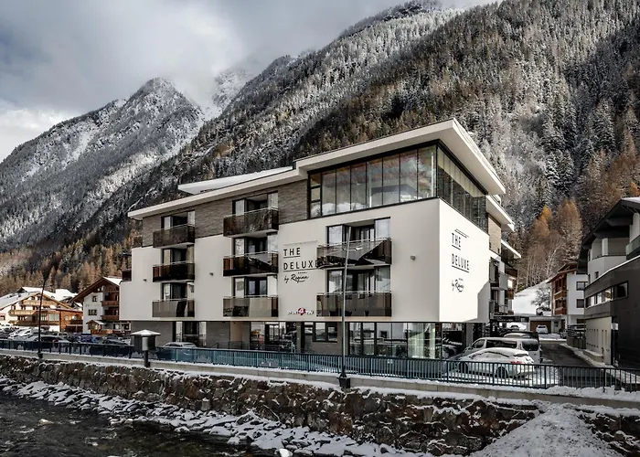 The Deluxe By Regina 4*