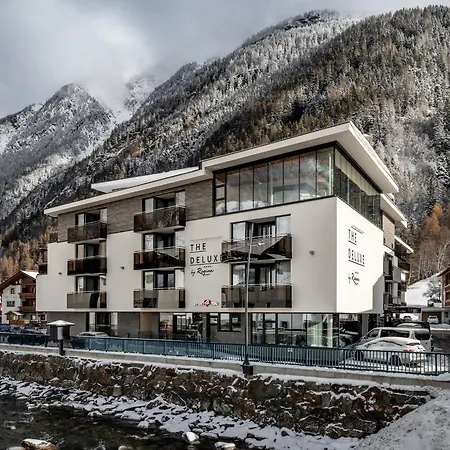 The Deluxe By Regina 4*